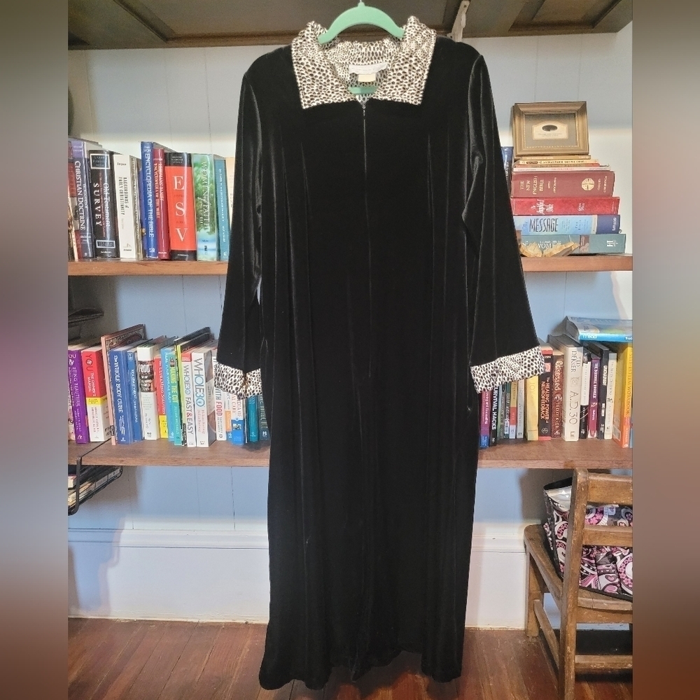 Vintage Cinema Etoile 1/2 zip black velvet house coat. Women's L/XL
